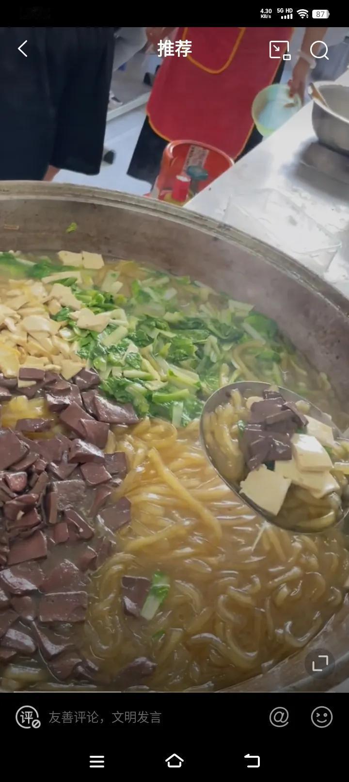 河南的扁粉菜在我们这个小县城打开了，其受欢迎程度甚至超过了我们邯郸当地的大锅菜。