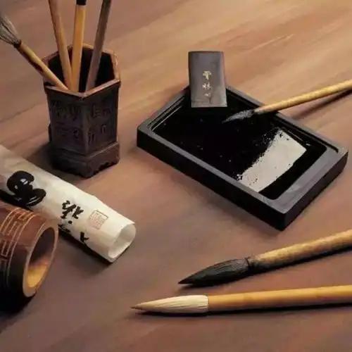 上联：肚里无文空研墨，
下联：腹有诗书韵自长，
下联：胸藏韬略写春秋。.