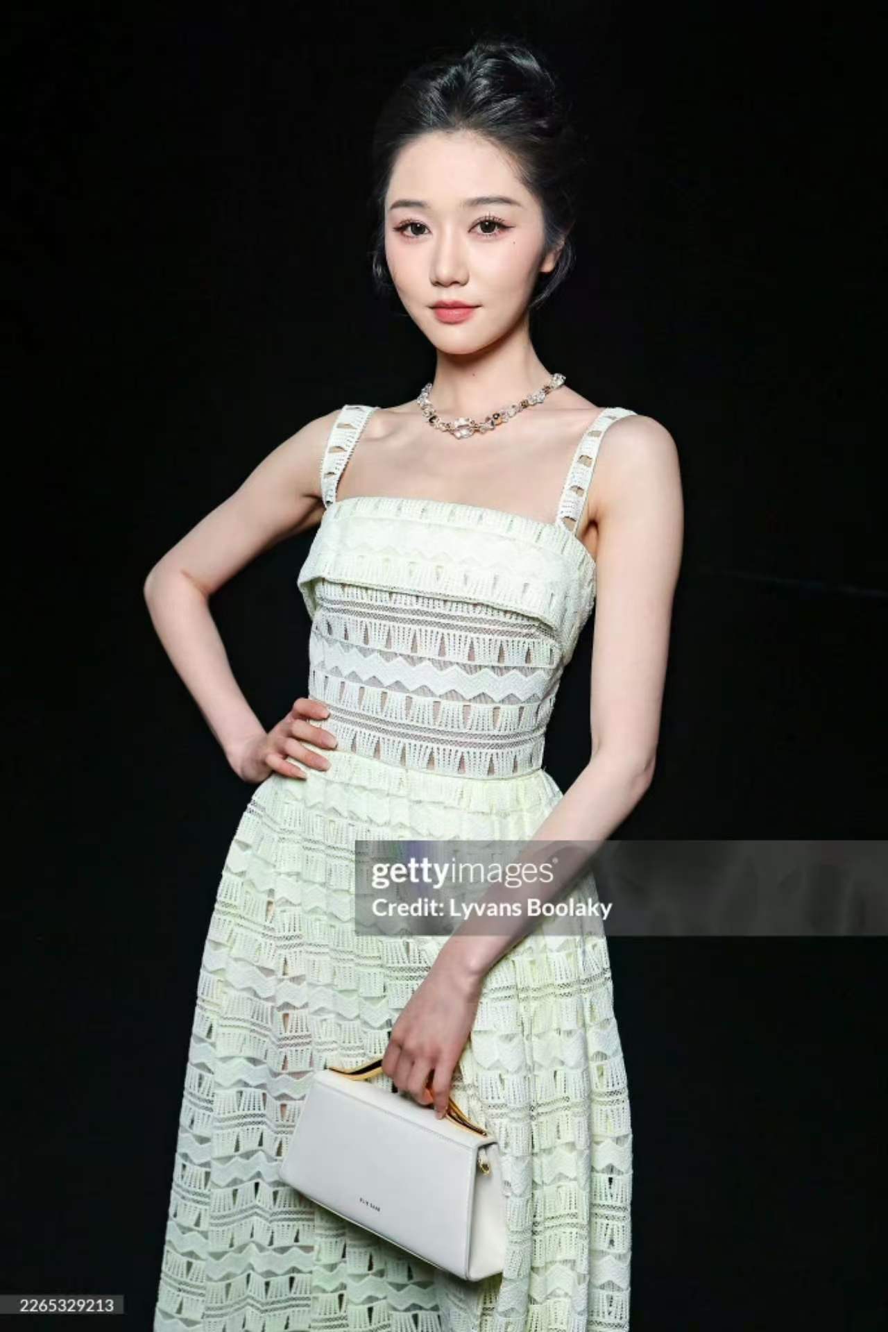 外媒镜头下的岳雨婷 岳雨婷现身ES秋冬大秀，无修镜头下竟然状态很好！ 