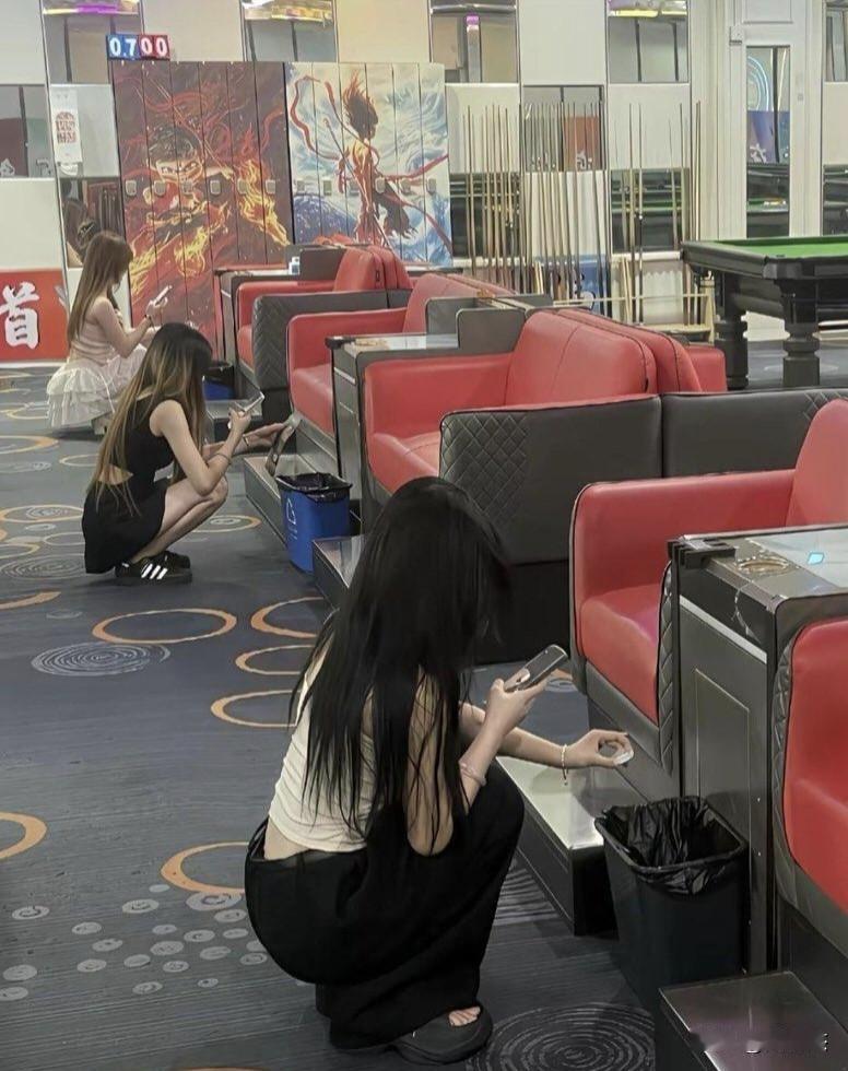 不懂就问，她们在干嘛？