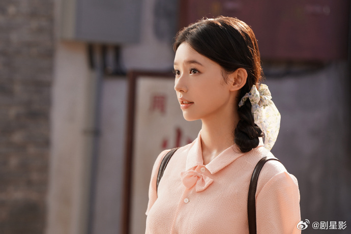 林允的脸也是时尚单品来的林允新剧就是年代白月光谁看了不说林允是天生的年代剧美人！