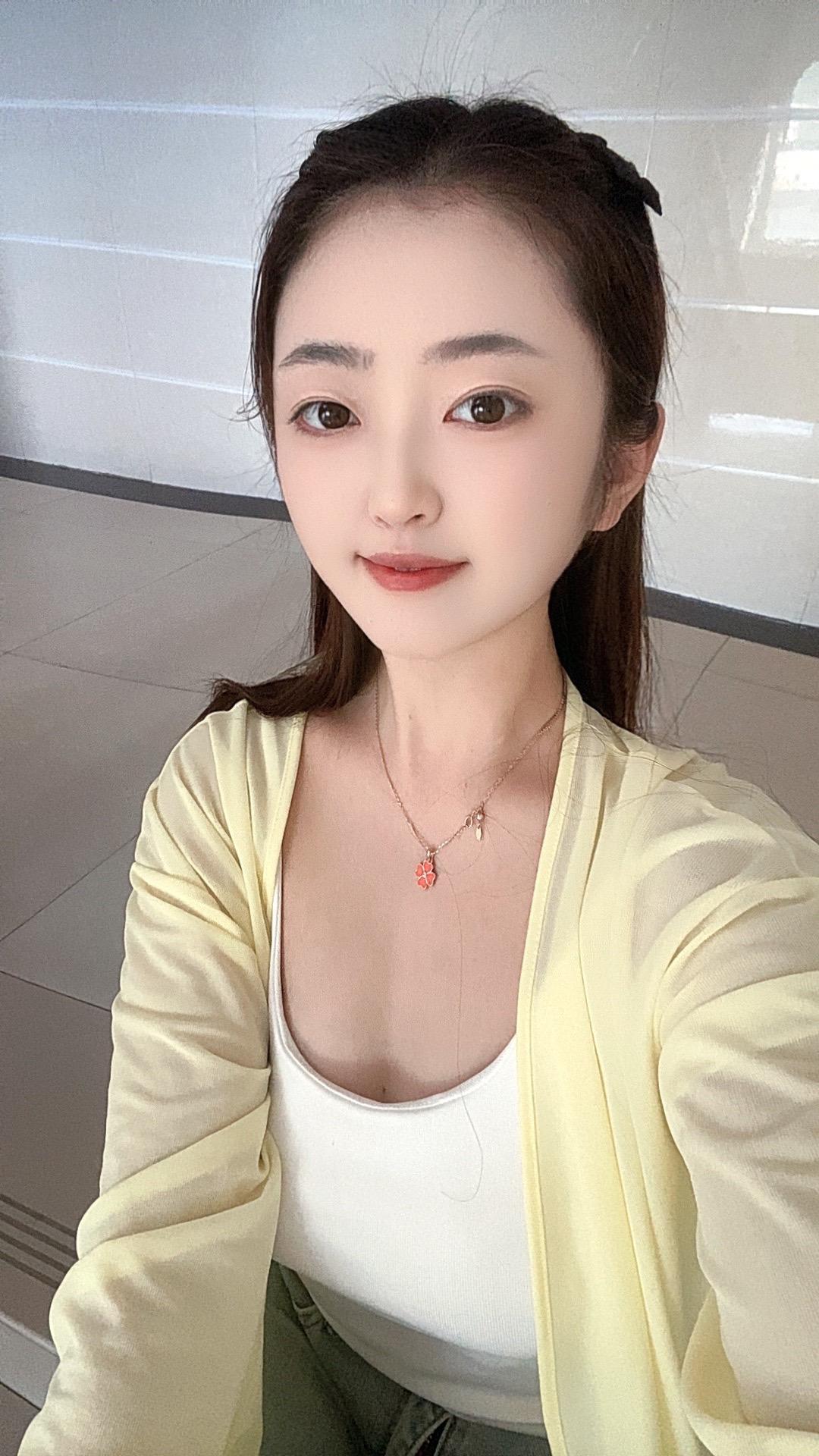 你们14号约会能不能带上我，我只吃饭不说话