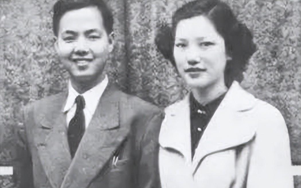 杨振宁获得诺贝尔物理学奖时，夫人杜致礼陪他前往瑞典颁奖时所拍摄的一张照。照片中的