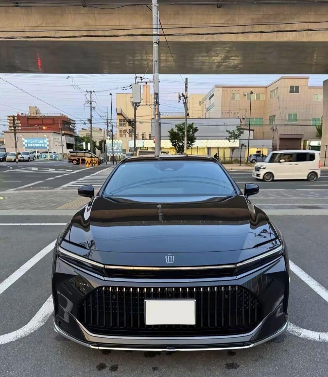 深度试驾皇冠Sedan30万买它需要多大勇气！这车真的自带气场！真车比照片帅太多