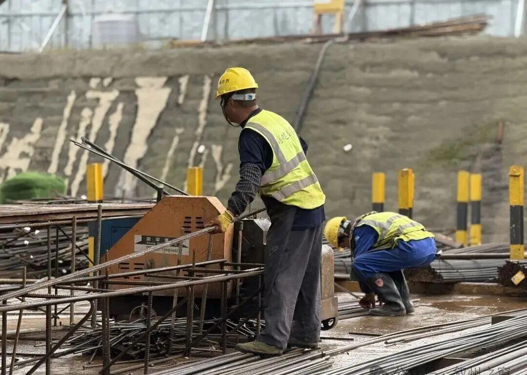 【最新进展！这个项目部分楼栋封顶！】自今年2月开工以来，宜宾市高铁南片区城中村改