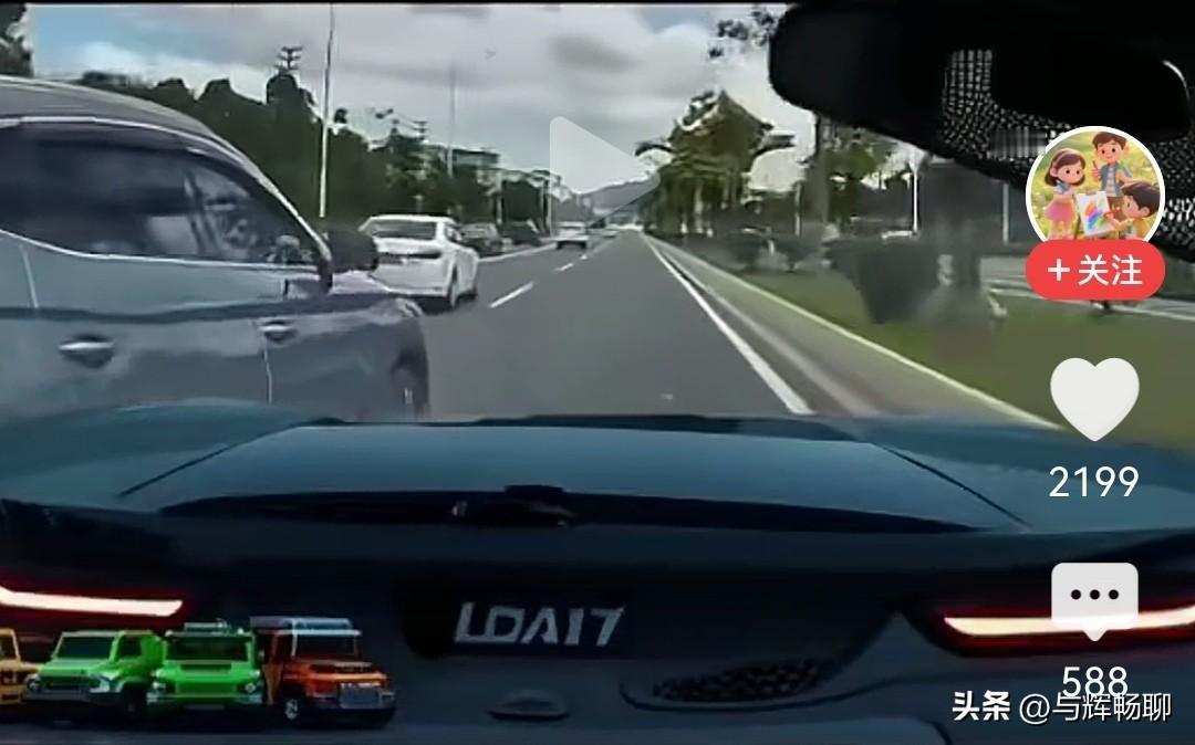 看到没？对于像这种变道不打转向灯，且连续变两个车道的车，你们会给让吗？还是说会像