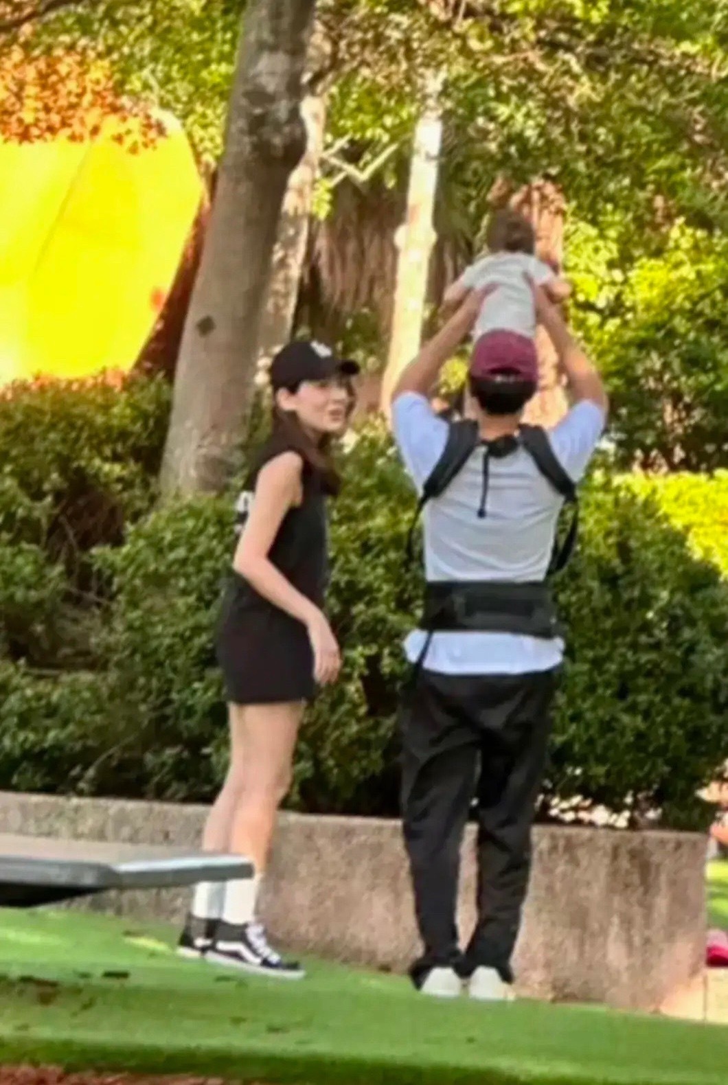 许玮甯邱泽公园溜娃许玮宁和邱泽两口子在公园溜娃，邱泽化身超级奶爸，行动力满满的！