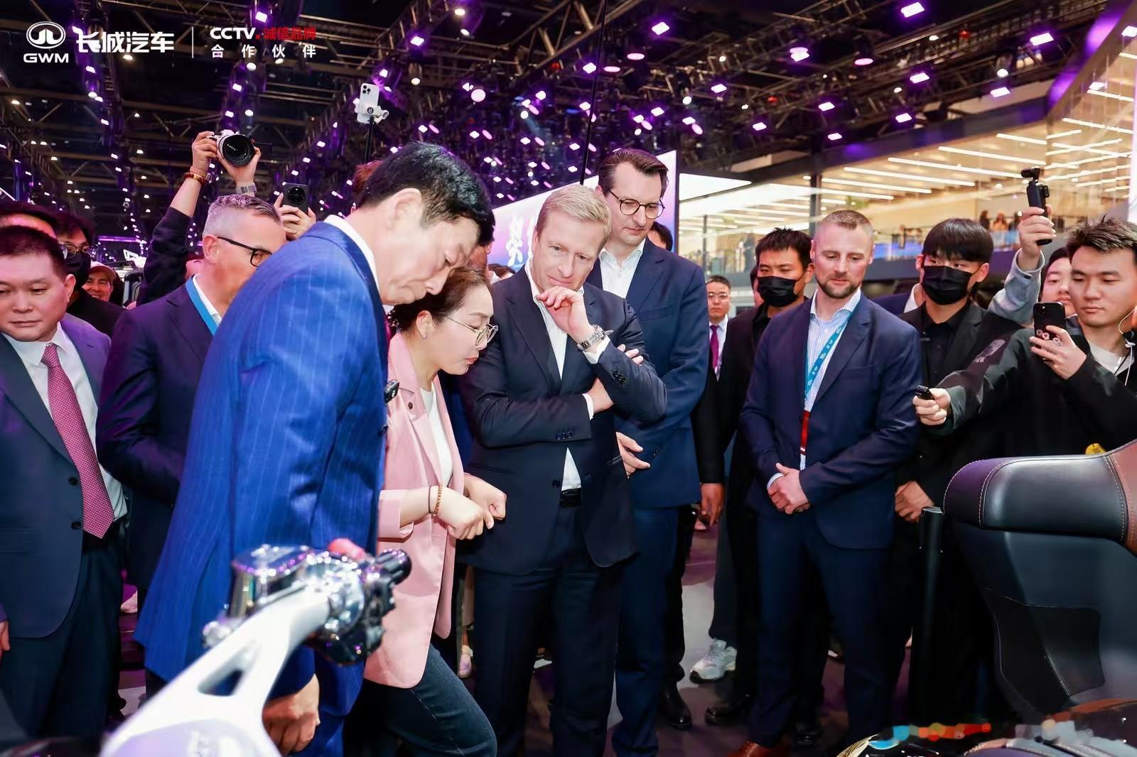 在北京车展看见中国自己的赛级V8了  不是跟风电动，而是全路线突破，中国V8+混