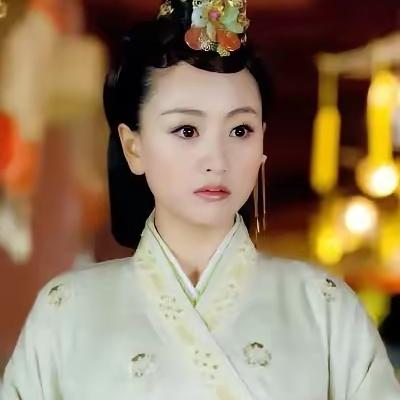 辽主耶律洪基逼皇后萧观音自杀，之后不解气，居然下令扒了萧观音的衣服，用草席一裹，