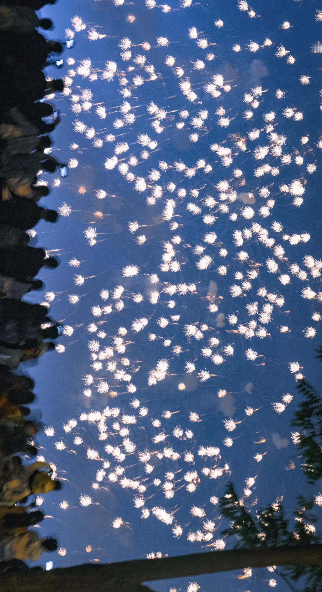 人一定要大量读书！

我发现长期读书的人都有一个共性：眼神沉稳，言谈有根，身上有