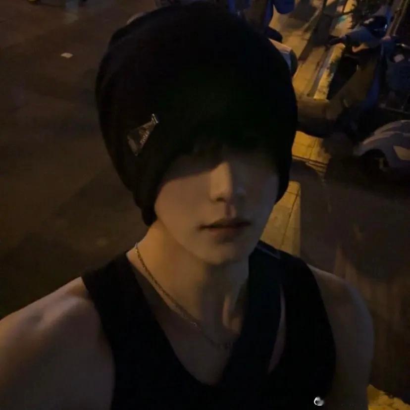 睡不着的原因终于找到了睡不着太难受了。还是应该有个伴侣，搂着睡舒服踏实。 ​​​