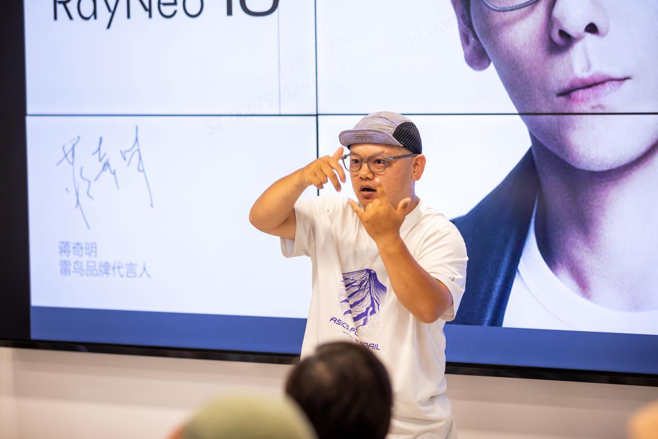 眼镜戴了和没戴是两回事听不清的人需要信息，不需要被随意猜测态度。没有马上回答，也
