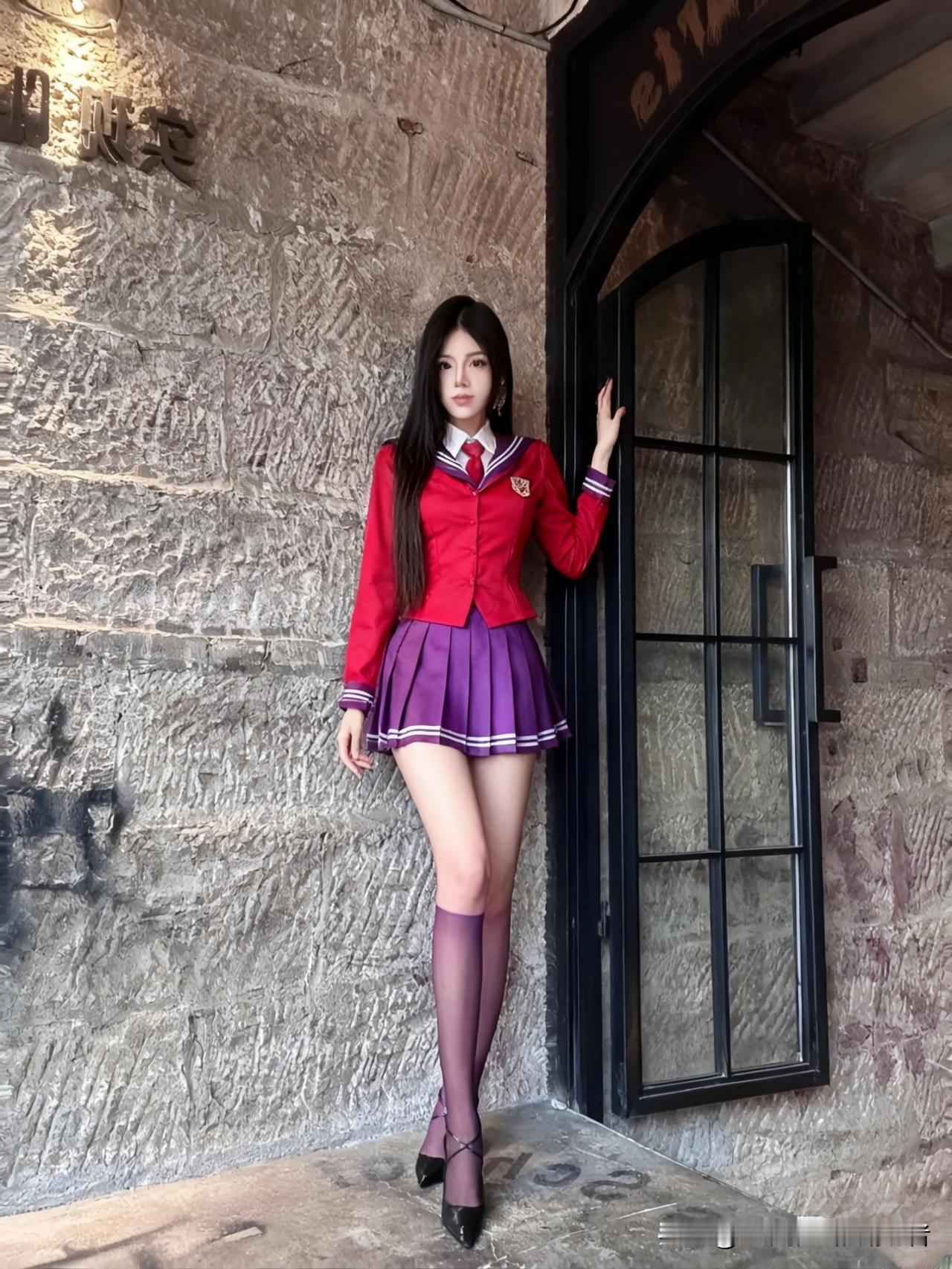 青春洋溢的校园风，红紫相间的校服，少女情怀的完美展现！💖📚✨