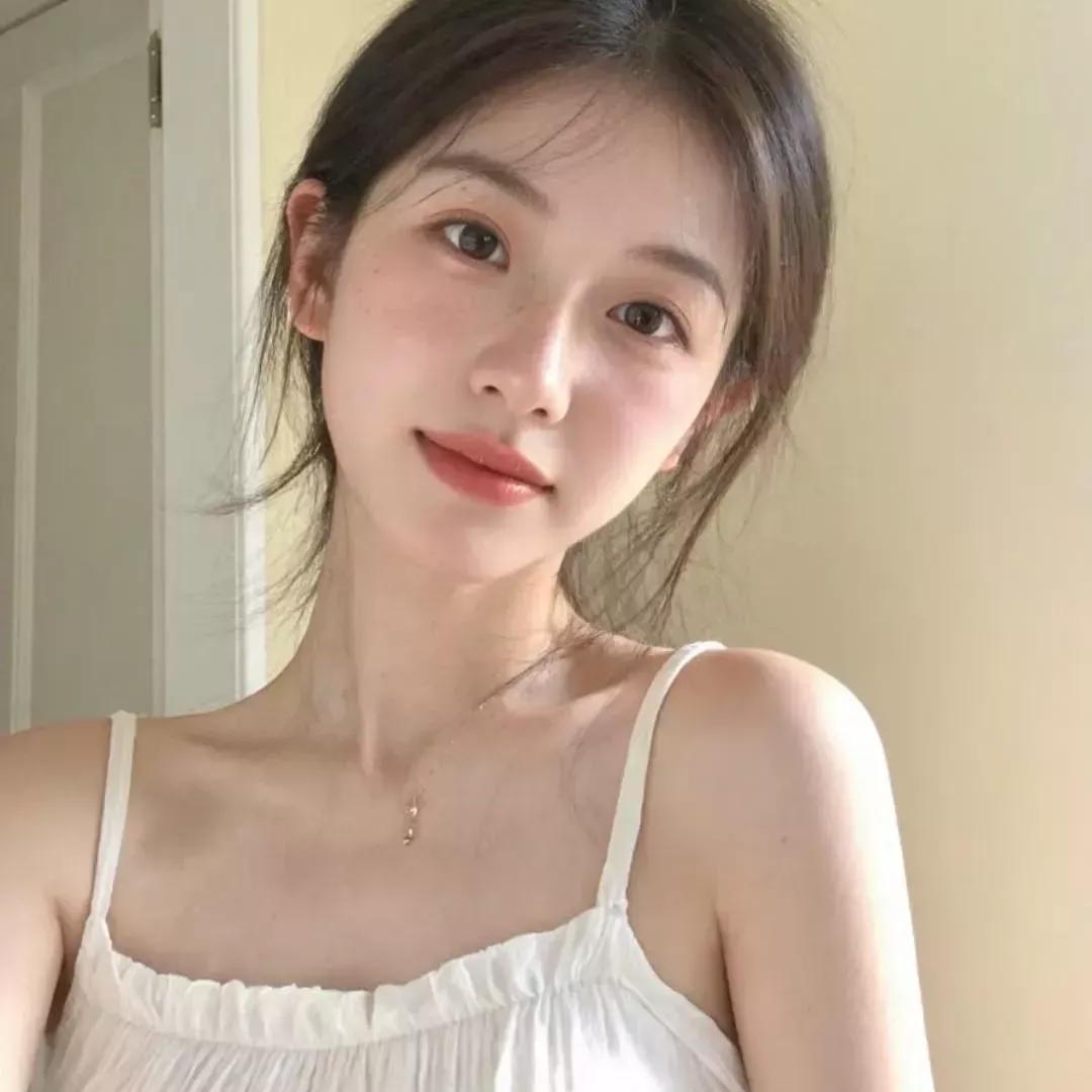 温柔甜美的笑容，清新的白色连衣裙，满满的夏日气息。温柔白裙少女 白裙少女感 温柔