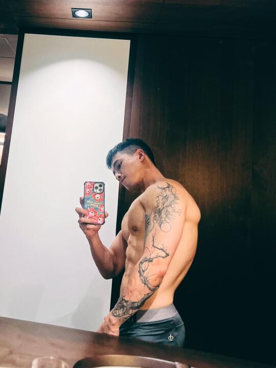 等你谈个肌肉男你就老实了