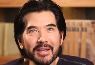 2025年，记者问64岁的费翔：“你帅气又有钱，为什么一直都不结婚？”费翔一脸苦