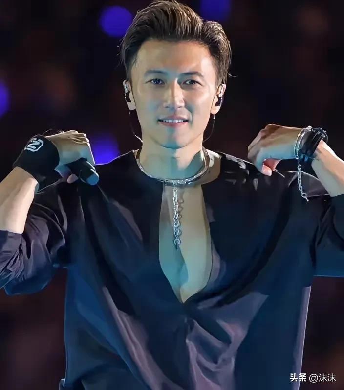 闺蜜从青岛回来，跟我吐槽了一路。

她说谢霆锋的演唱会，什么都好，就是没听到《玉