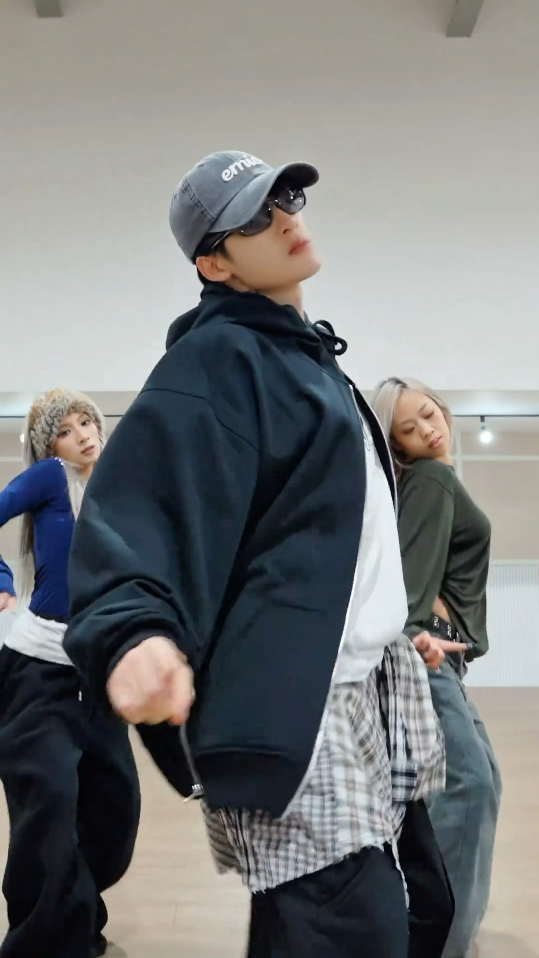 这腰也太灵活了