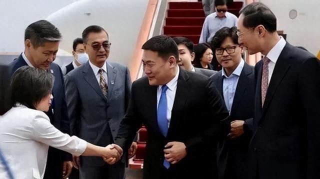 3年前，蒙古想跟美国做稀土生意，结果发现自家没港口，于是想低价租用中国天津港50