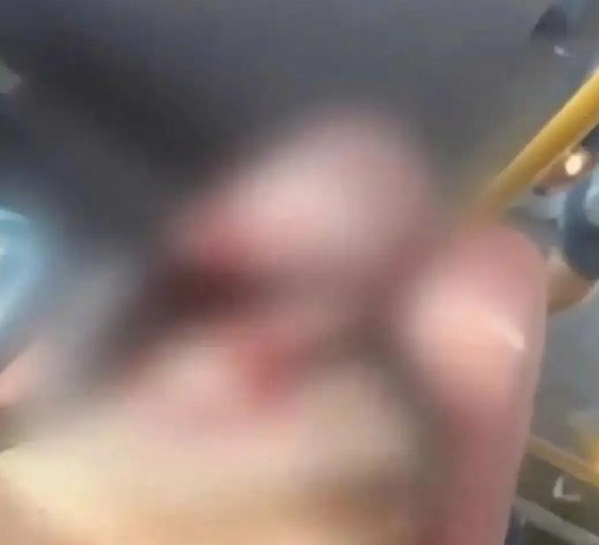 到底谁的错？湖南长沙，一女子乘坐公交时起身更换座位，突然觉得手背被旁边老人摸了一
