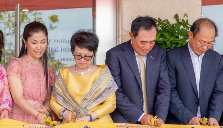 （金边讯）安达银行堆谷分行12日举行隆重开业典礼，柬埔寨商业翘楚和社会名流等到场