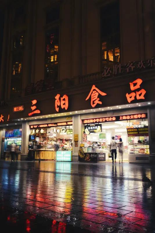 入伏了,怎样生活才健康? 入伏了，健康生活有门道。“三防”得做好，一防过劳累，伏