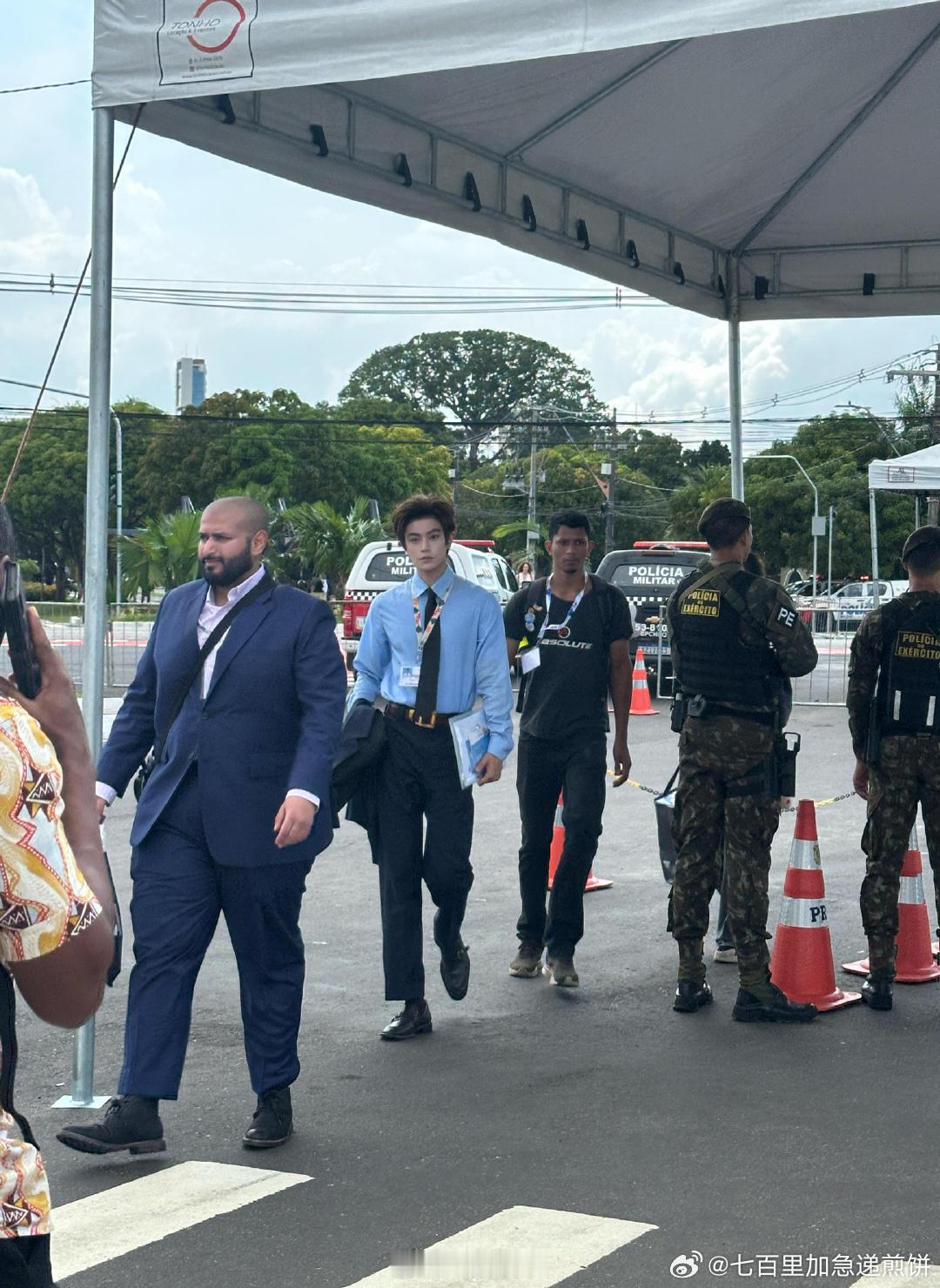 丁禹兮作为青年代表参加cop30联合国气候变化大会，这几张安检处的偶遇照！真有种