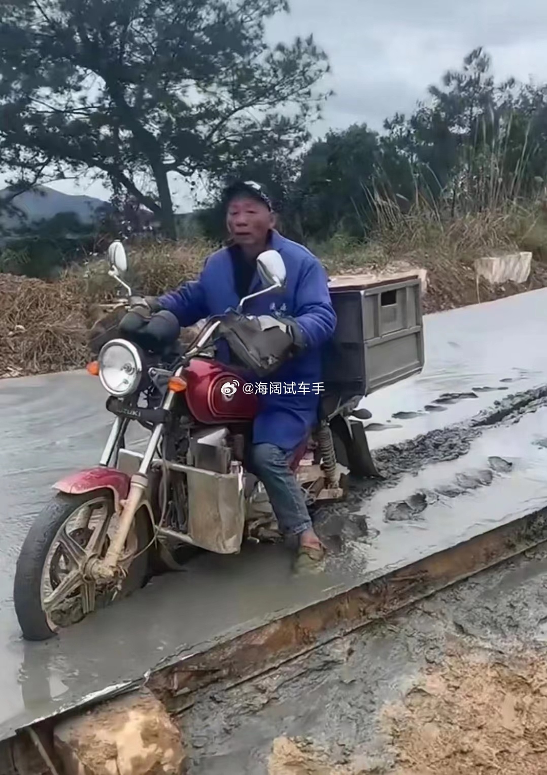 摩托车赔偿修路的？？？修路的赔摩托车清洗费？？？ 