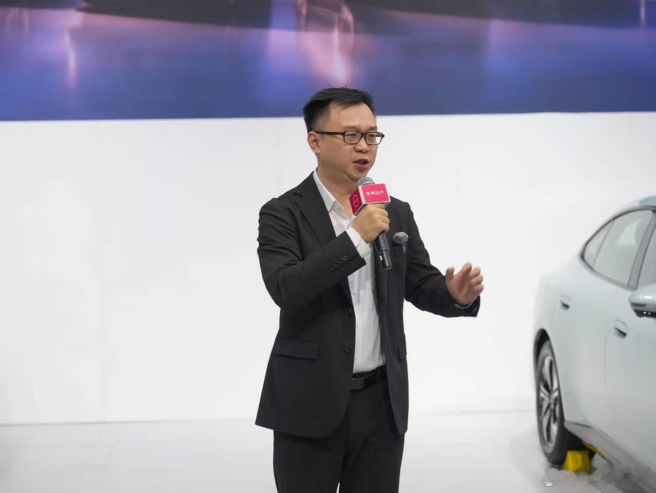 今天，东风日产在武汉车展将一台新N7交付给一位106万公里轩逸车主，而他的老轩逸