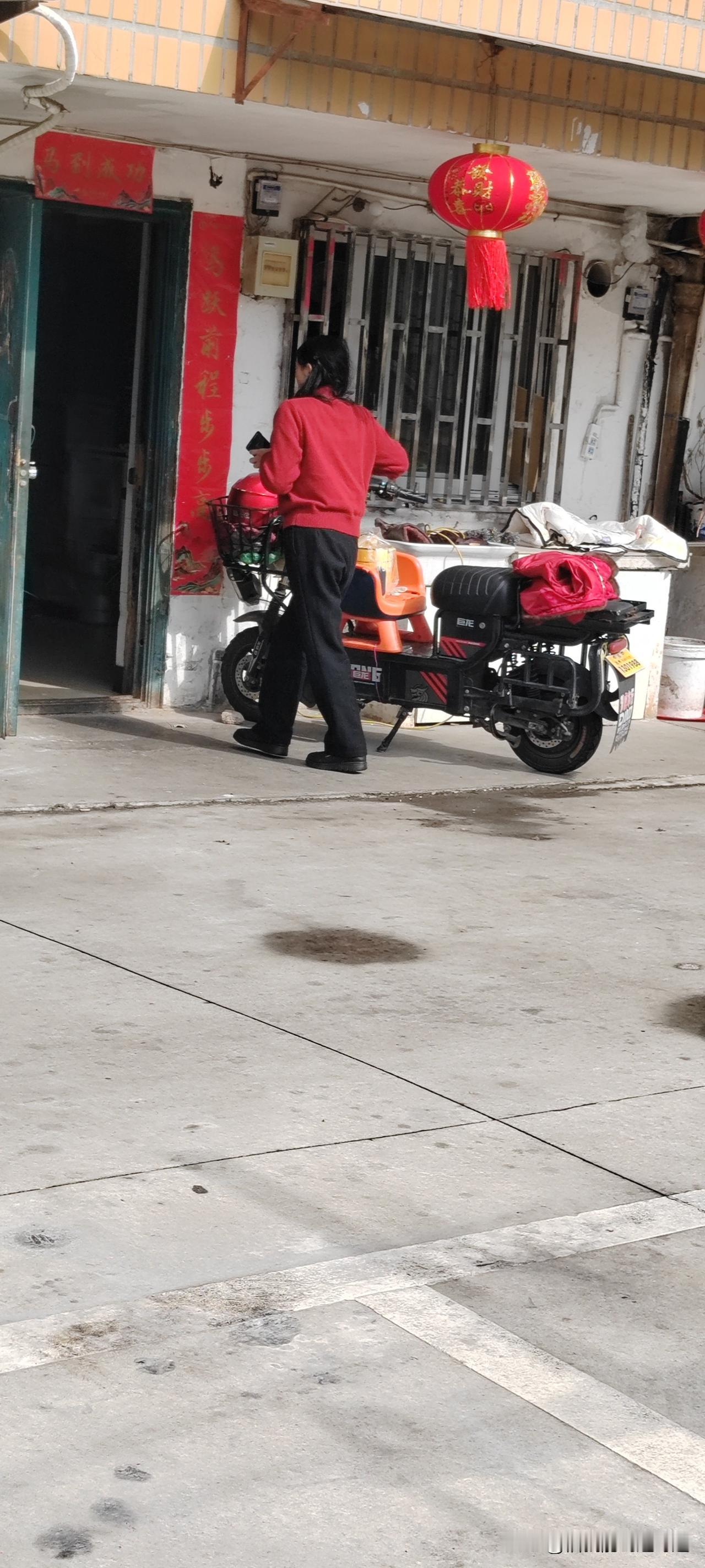 人到老年，迈步蹒跚，年轻不懂，有诗为证：
 
养老吟
 
人生老来步蹒跚
岁月匆