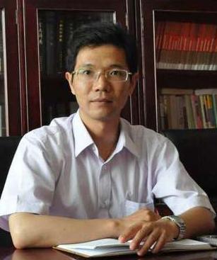 李律出泰安车站惊了！
这么多主播来接，
现场秩序好还超热闹

李律到泰安了
车站