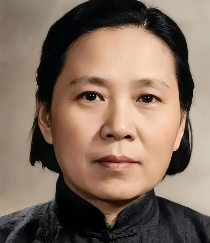 新中国成立后的一天，陈赓费尽周折，找到了一名30多岁的女子，紧紧握住女子的手说：