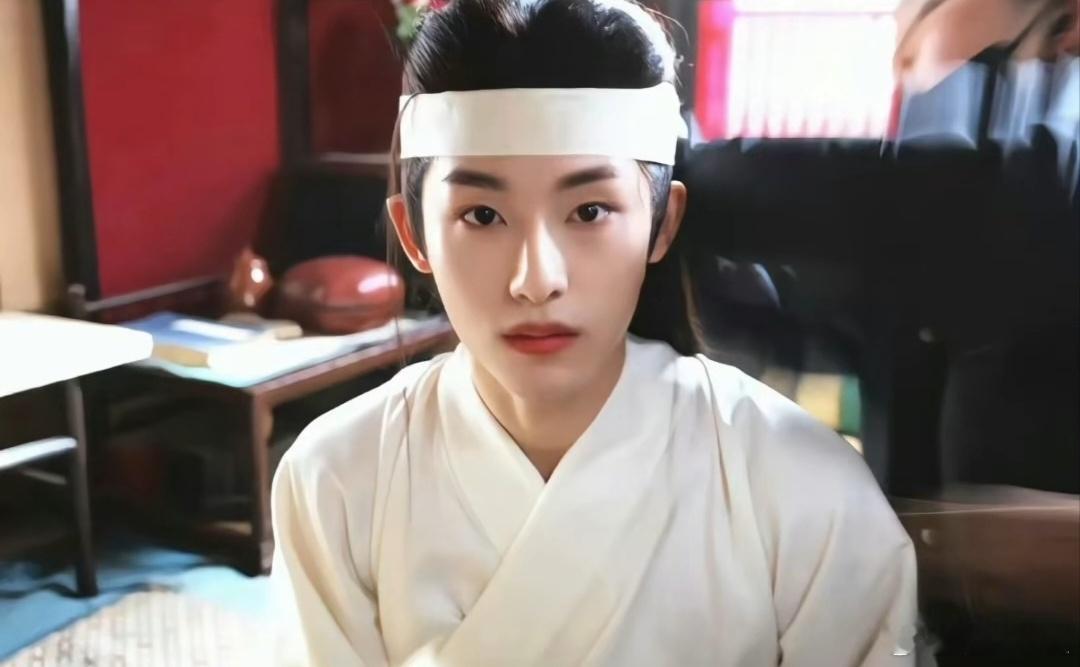 退一万步董思成能不能是我舅 真的会被这种“血脉压制”般的安心感折服！只要叶限站在