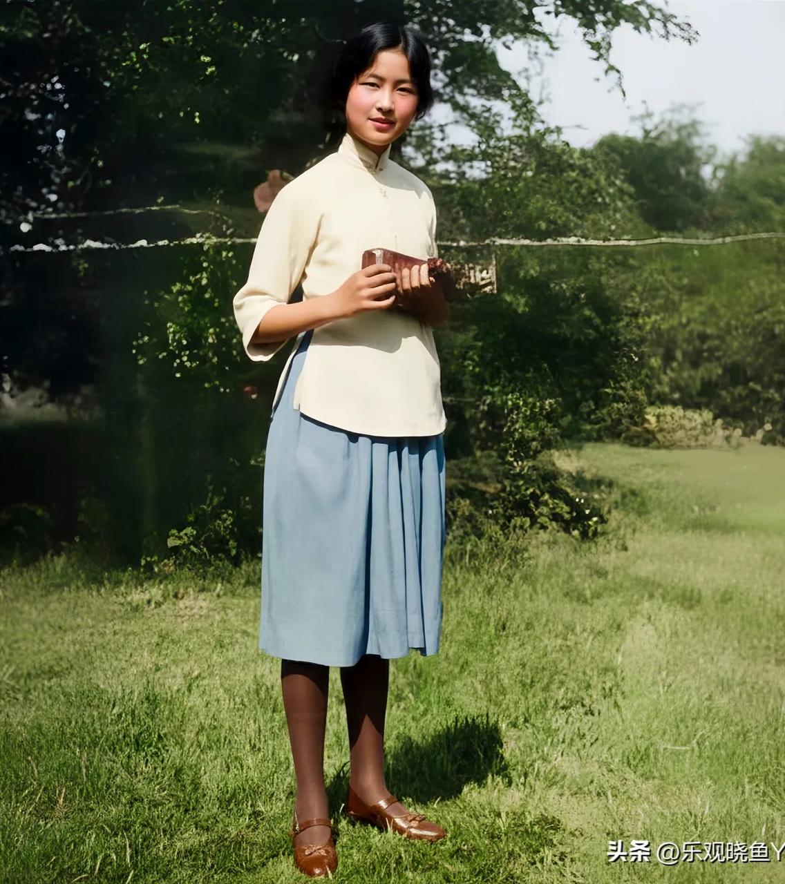 王铎：林徽因手里拿着什么呢？反正我是没看明白。