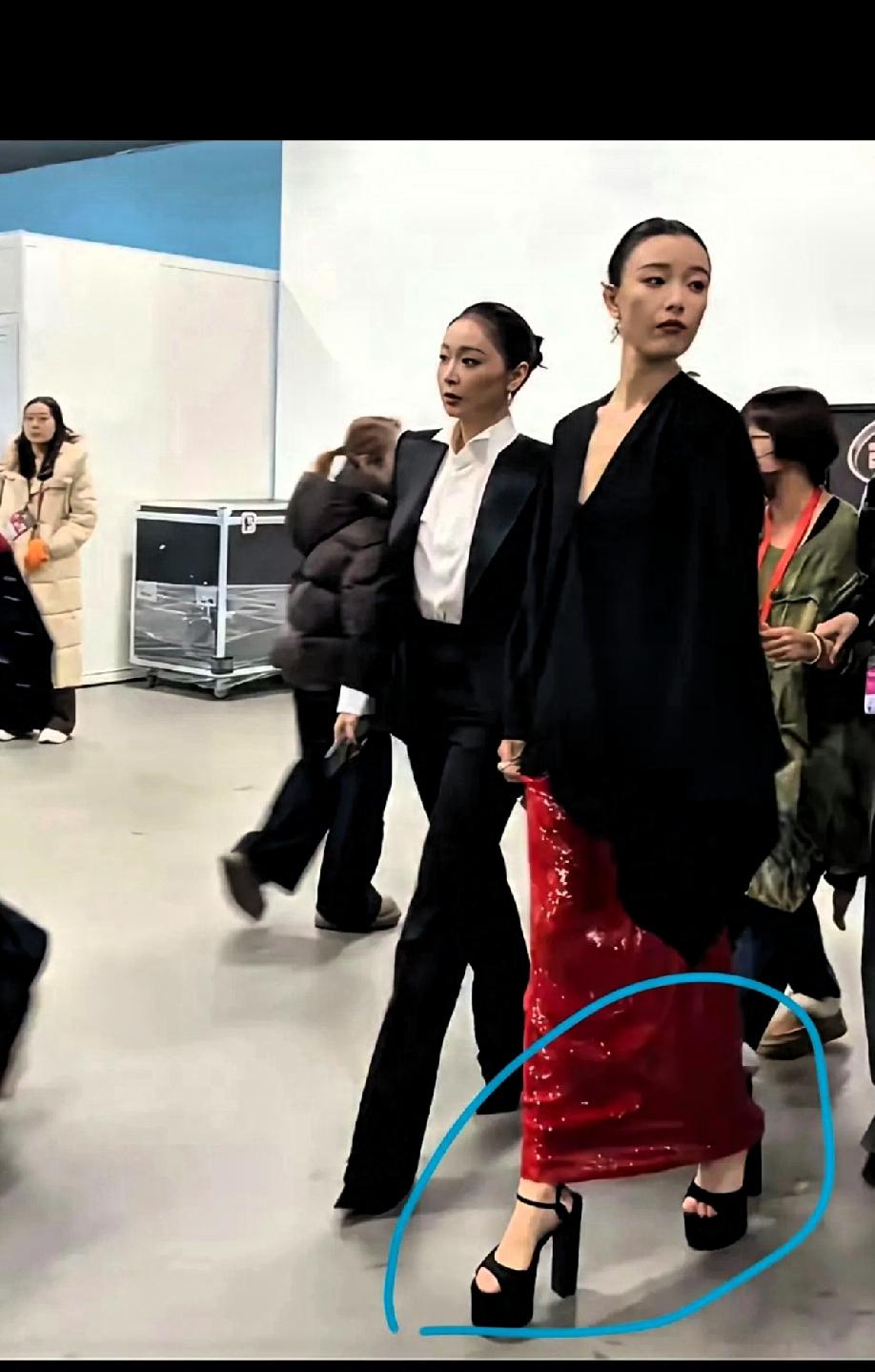 倪妮眼光就是好！
一双十几万的鞋子穿脚上效果就是好！
倪妮身高170高叶身高16