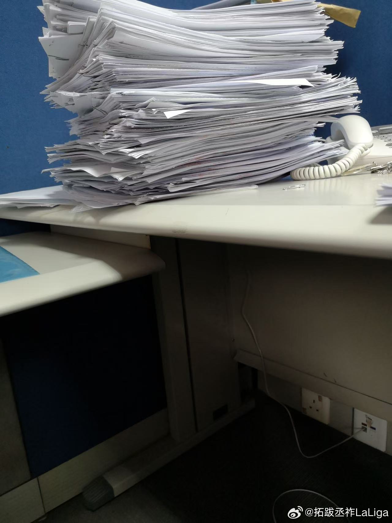 翻出来了当年坐办公室的时的照片，这么多报销合同只是九牛一毛，每月初100+每季度