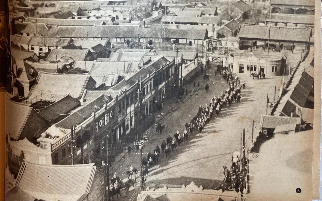1937年，大明湖畔没有夏雨荷，只有抢实弹和的侵华日军耀武扬威地入城。

时间来