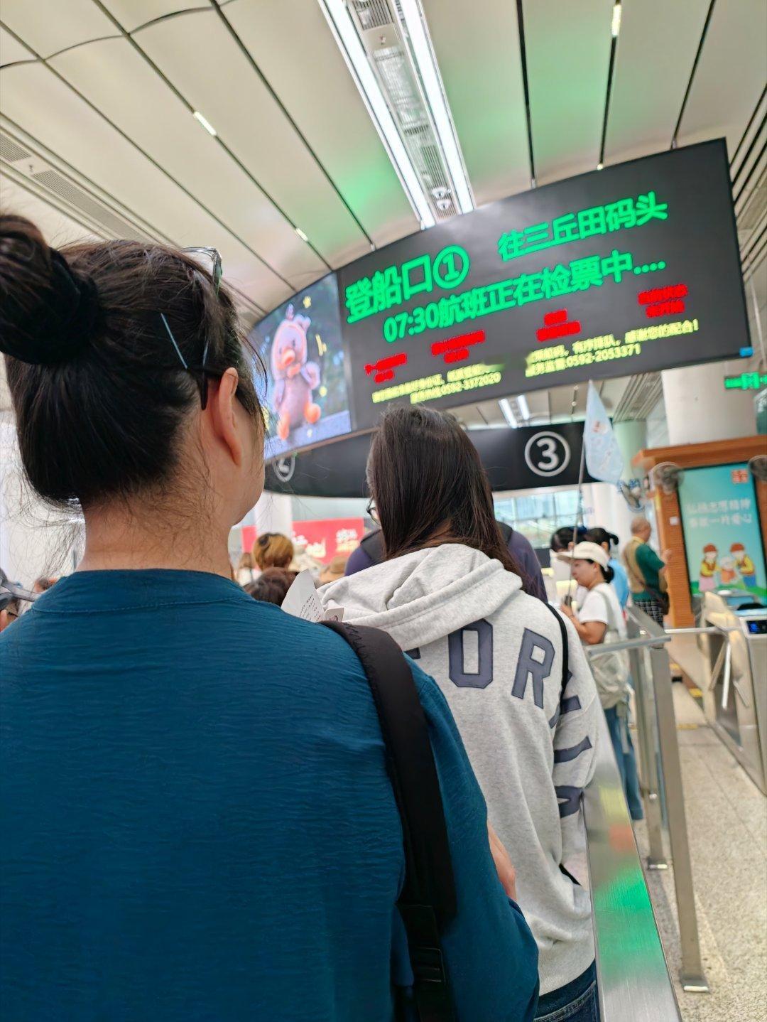 前面这个台湾的家庭，全家都好高啊估计最矮 1.9 米