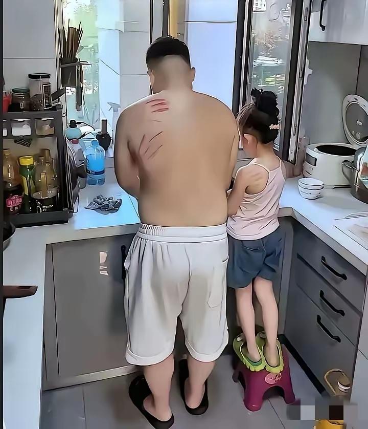 多懂事呀！不得不说家庭教育的重要性！