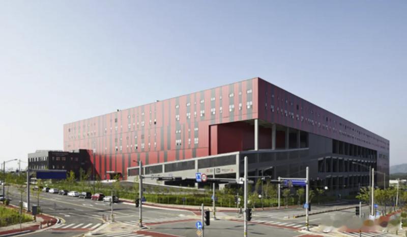 【惨烈现场曝光！韩国衣恋集团天安物流中心成废墟，大量货物被焚毁】 韩国忠清南道天