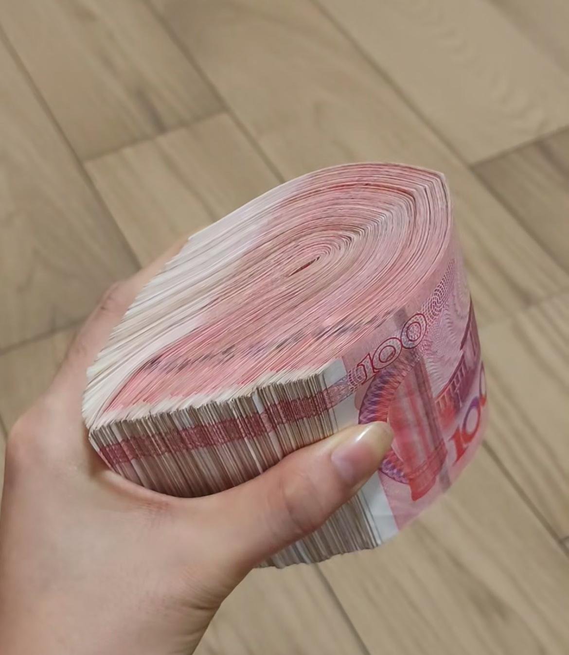 “真心建议大家：不管多少，一定要开始存钱！哪怕一个月只存200块！”

别觉得2