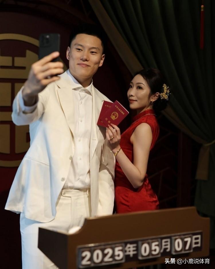 上海男篮的李弘权，
居然早就偷偷结婚了，真的很低调。
 
他老婆是苏州的，身高一