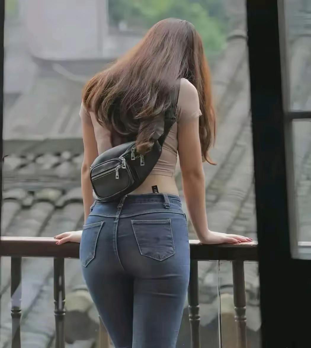 长发女孩靠栏杆，风景美如画。
