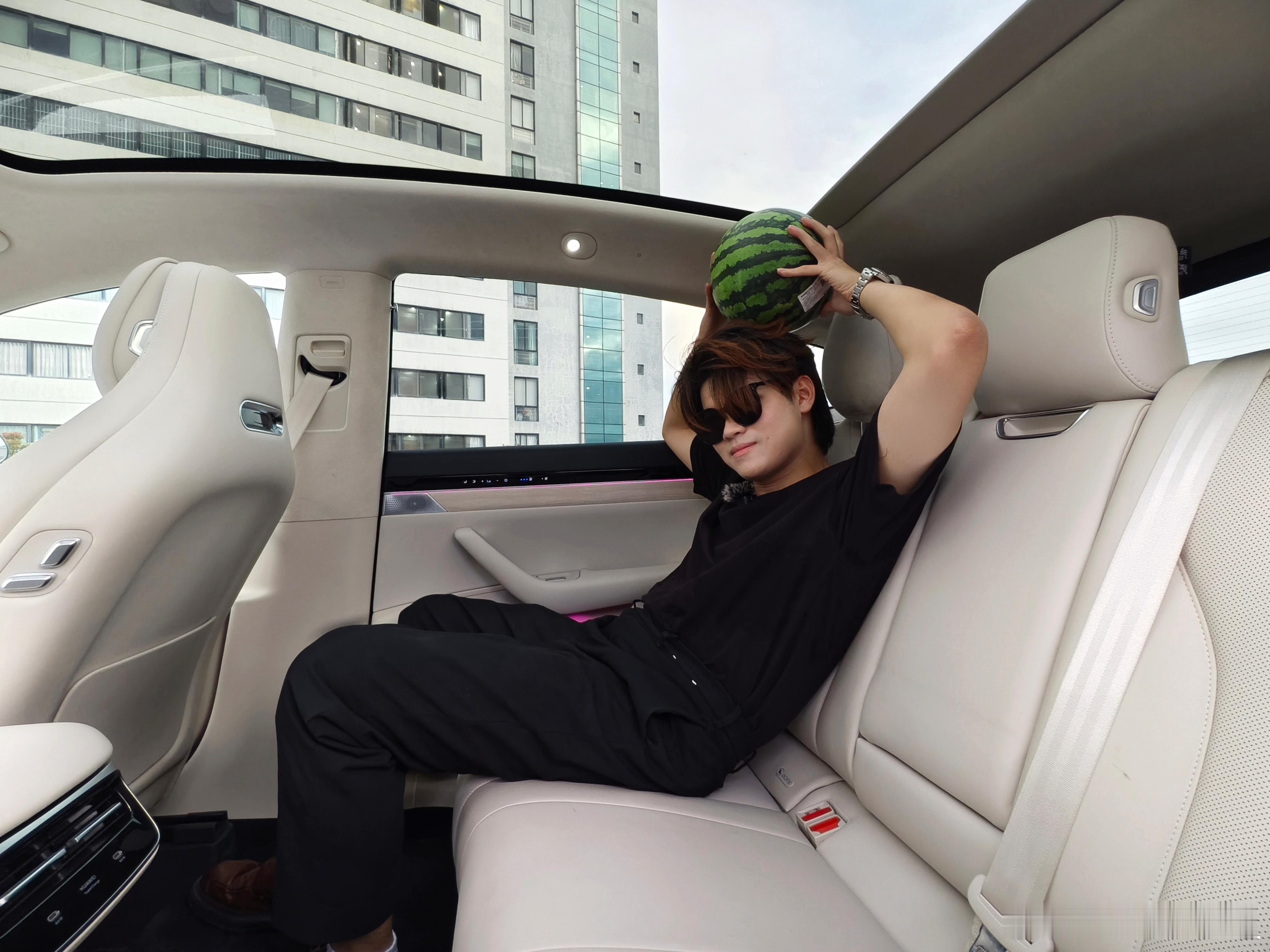 智界 R7 的空间对比某同级新品 SUV ，侮辱性极强[doge]对了，有个问题