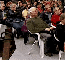 老外坐的这塑料椅子，质量看起来也不是太好，也许跟他的体重有关系，也许跟椅子的使用