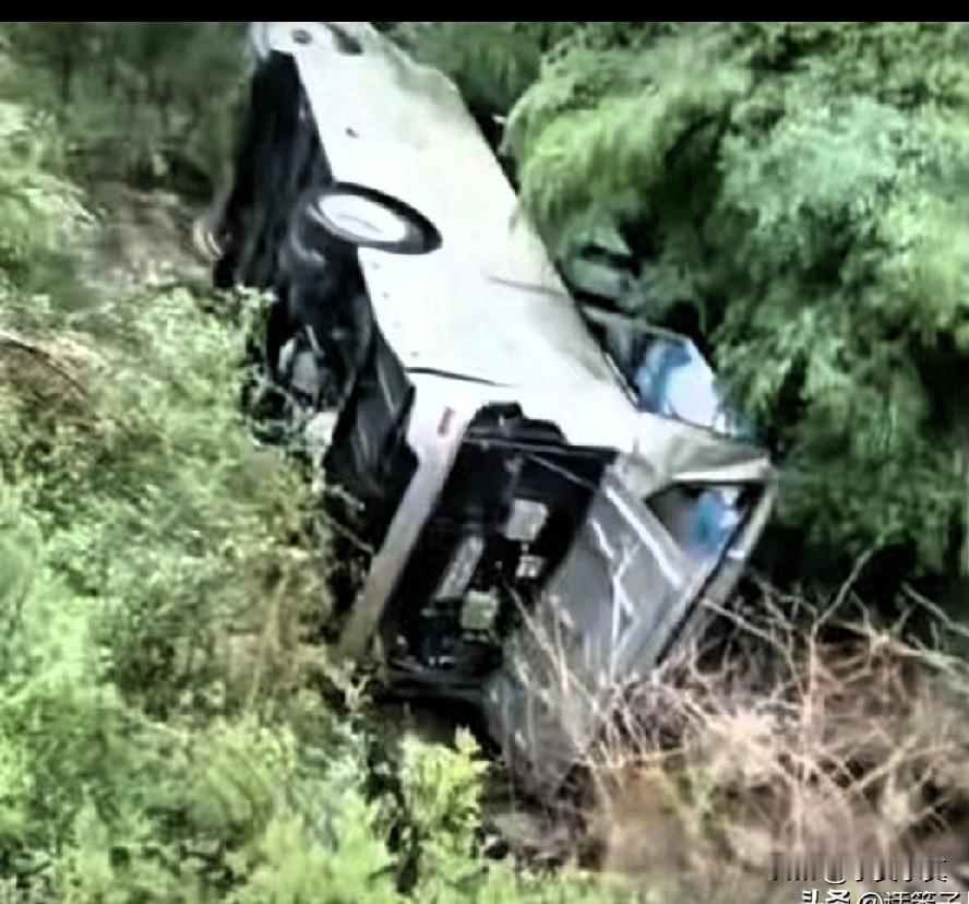天塌了，学校是为学生还是变相敛财？研学路上让两名学生死亡
山西一辆载着12名学生