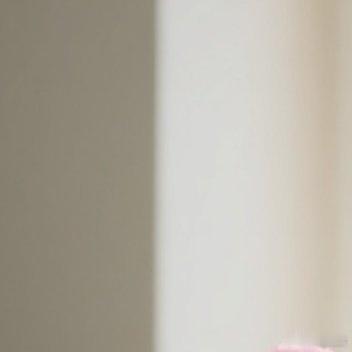 生活像潮水，有涨有落，但夜晚总会给你一片平静的海。晚安，愿你被温柔以待。 