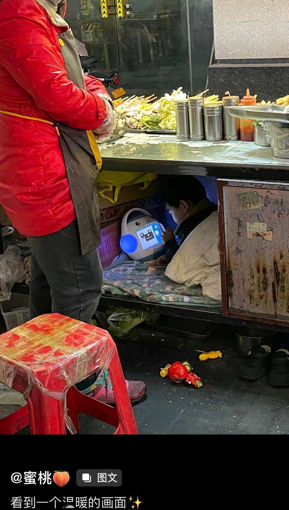 小朋友其实不懂生活的艰辛，他们只要待在爸爸妈妈身边就是最大的幸福了 ​​​