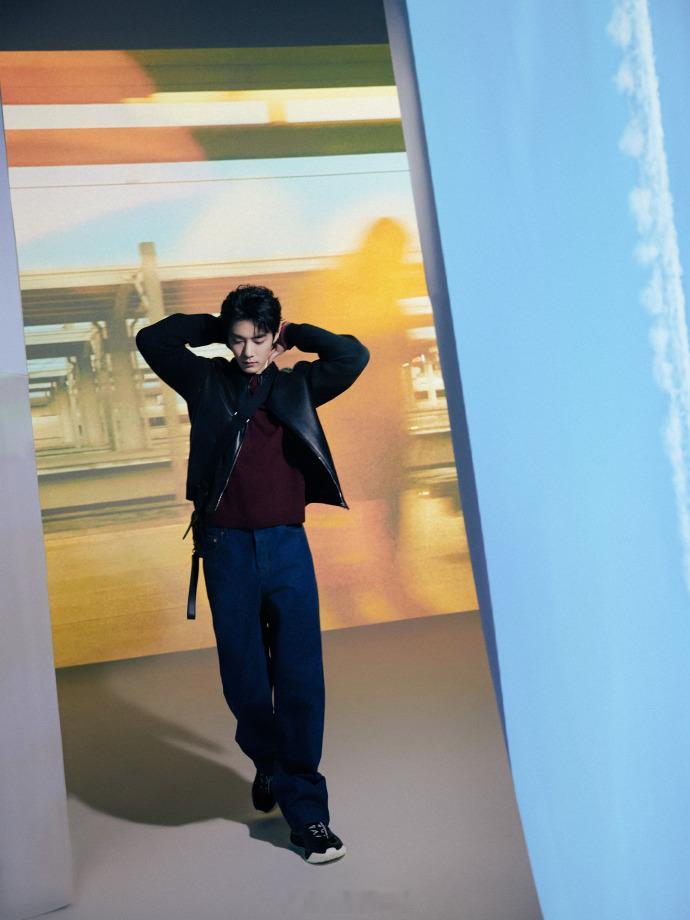 肖战即将出席Gucci大秀 肖战这组线索图的质感太绝了！迷雾缭绕中，黑色风衣勾勒