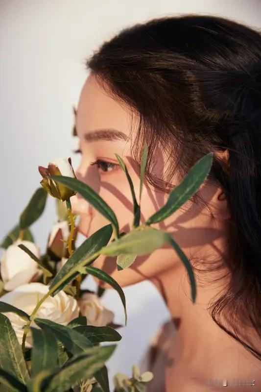 赵丽颖的古装新造型一出来，直接把我美晕！那身扮相，精致的发髻搭配华丽的服饰，每一